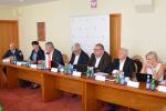 Dwustronne spotkanie polsko-niemieckie - zdjęcie przedstawia stół prezydialny z uczestnikami spotkania.