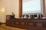 Szef KAS Marian Banaś podczas wystąpienia, w tle slajd z tytułem konferencji.