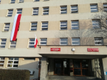 Flaga Polski wywieszona na wspólnym budynku Małopolskiego Urzędu Skarbowego i Urzędu Skarbowego Kraków-Nowa Huta