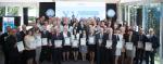 Zdjęcie grupowe laureatów XV Rankingu Urzędów Skarbowych. Laureaci trzymają w dłoniach otrzymane dyplomy.