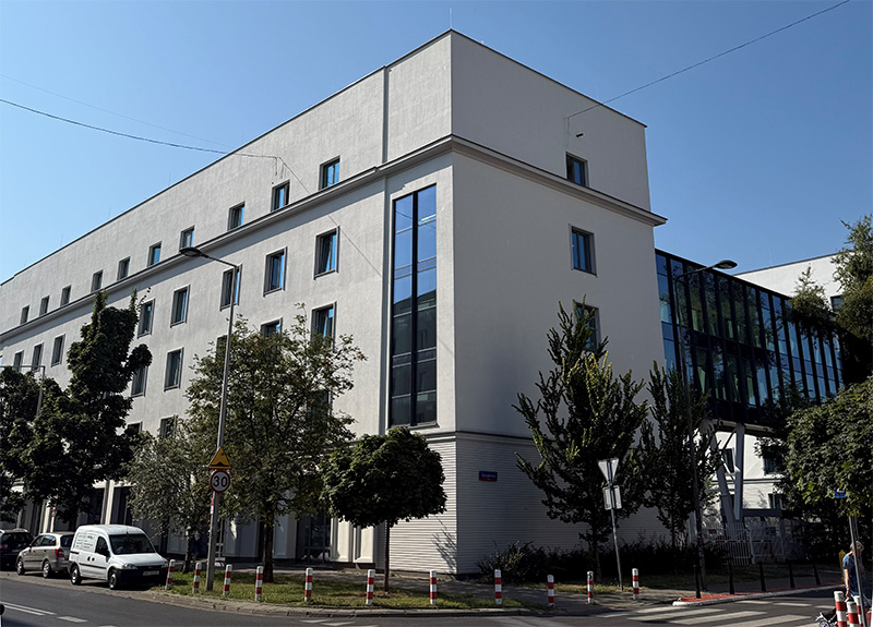 Budynek Drugiego Mazowieckiego Urzędu Skarbowego w Warszawie, drzewa.