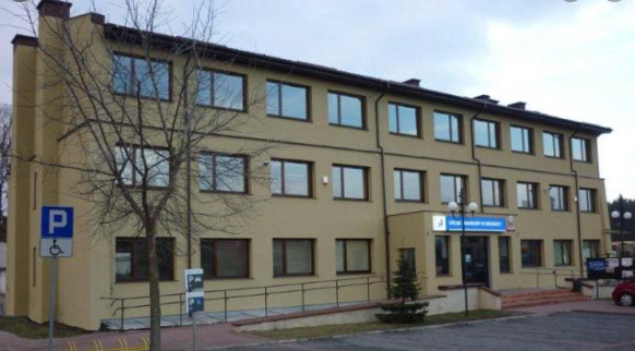 Dwupiętrowy budynek Urzędu Skarbowego w Brodnicy.