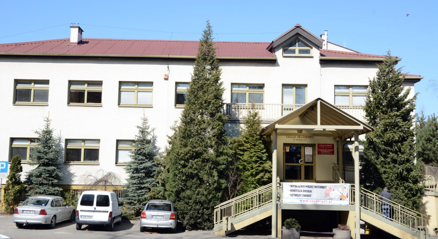 Budynek Urzędu Skarbowego w Nakle nad Notecią. Przed budynkiem zaparkowane samochody.