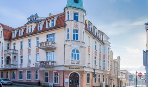 Ładna kamienica, w której znajduje się siedziba Urzędu Skarbowego w Świeciu.