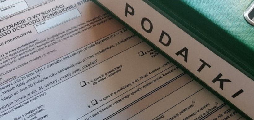 Na zdjęciu formularz podatkowy i zielony segregator