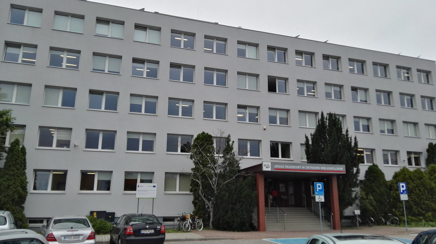 Na zdjęciu 4 - piętrowy budynek w szarej elewacji