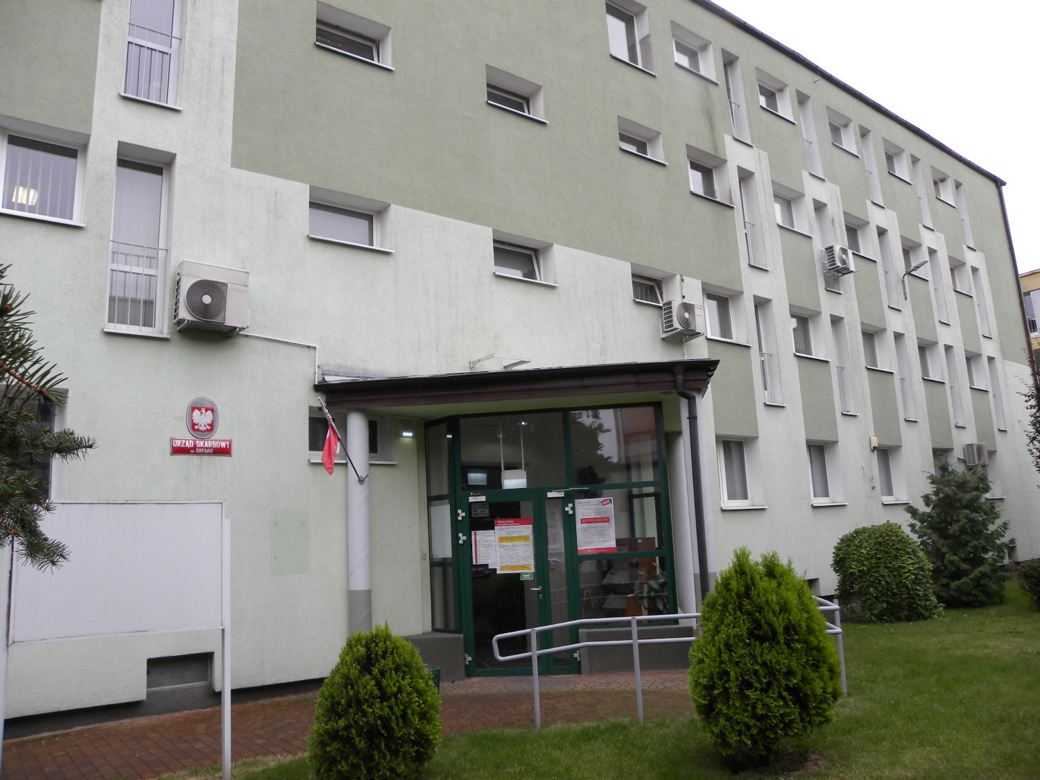 Na zdjęciu budynek w biało-szarej elewacji