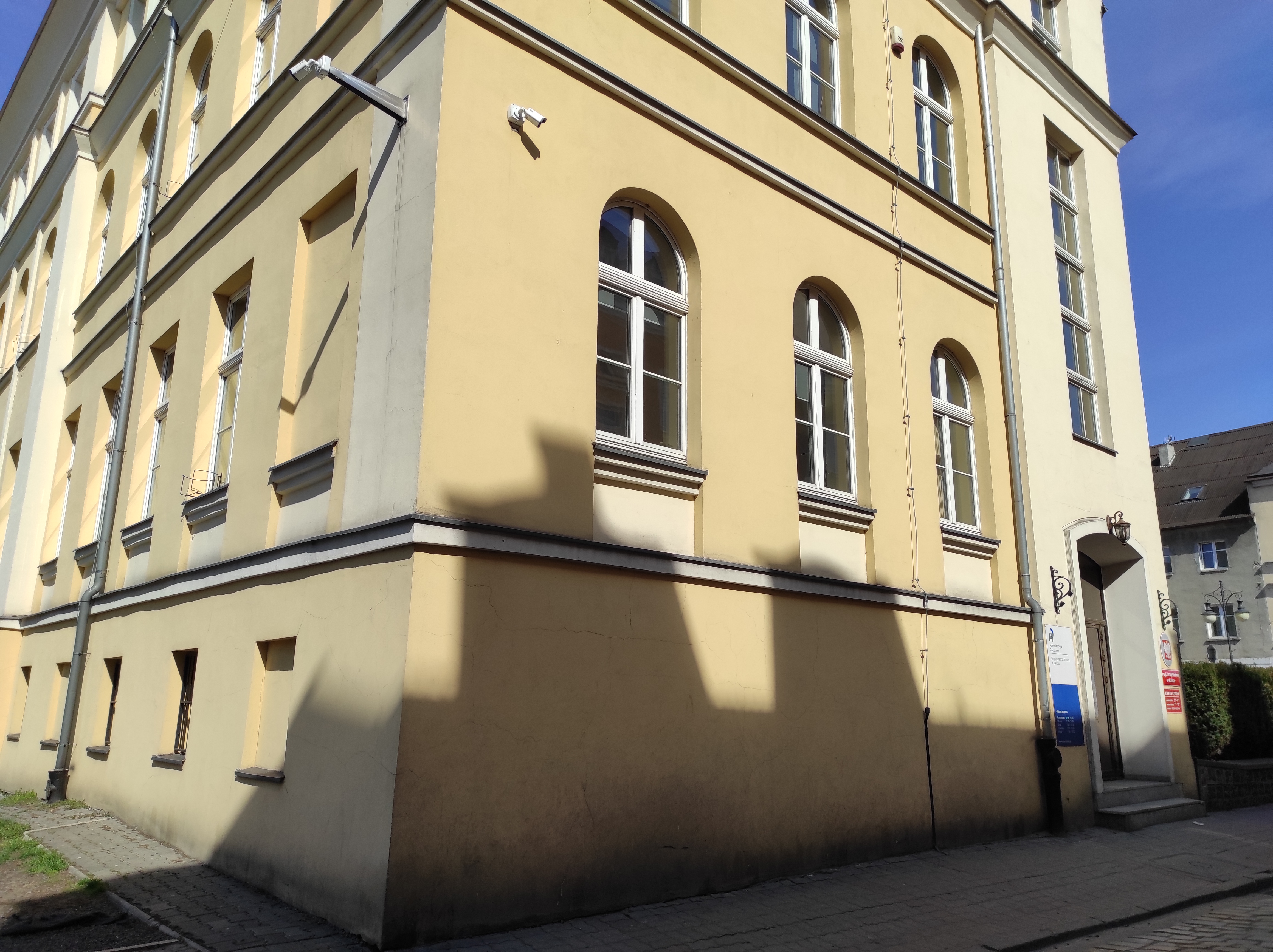 Na zdjęciu budynek urzędu w jasnej beżowej elewacji