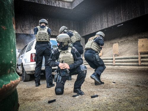 Zdjęcie funkcjonariuszy służby celno-skarbowej w trakcie ćwiczeń na strzelnicy