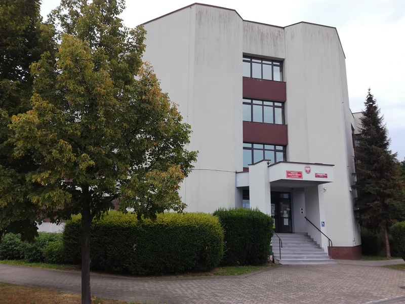 Schody prowadzą do drzwi wejściowych. Wejście główne do budynku od strony Mostu Zamkowego nie przystosowane dla osób, które mają trudności w poruszaniu się.