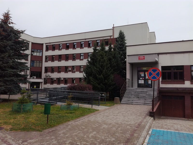 Wejście do budynku przystosowane dla osób poruszających się na wózku inwalidzkim znajduje się od strony bloków mieszkalnych przy ulicy Podwisłocze i prowadzi bezpośrednio do Sali Obsługi Podatnika.