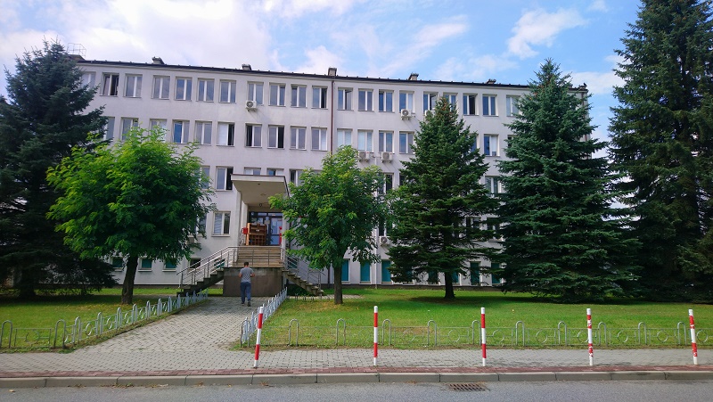 Drzwi wejściowe do budynku usytuowane są na parterze budynku na wysokości około 2,7 m od poziomu chodnika, do których prowadzą schody wykonane z piaskowca o chropowatej, antypoślizgowej powierzchni. Dojście do drzwi wejściowych nie jest wyposażone w podjazd i windę dla osób niepełnosprawnych.