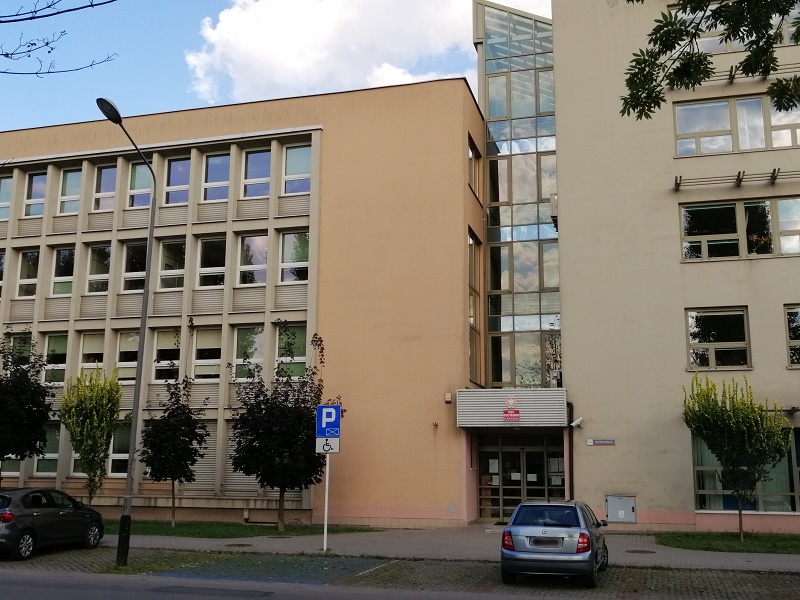 Wejście główne do budynku usytuowane jest od ul. Siemieńskiego (drzwi automatycznie rozsuwane)