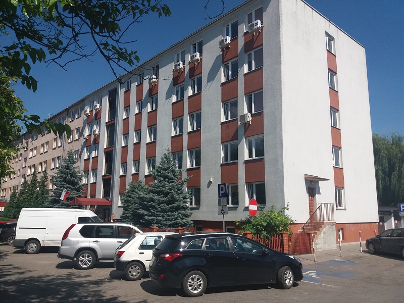 Budynek Urzędu pięciokondygnacyjny z dwoma wejściami.