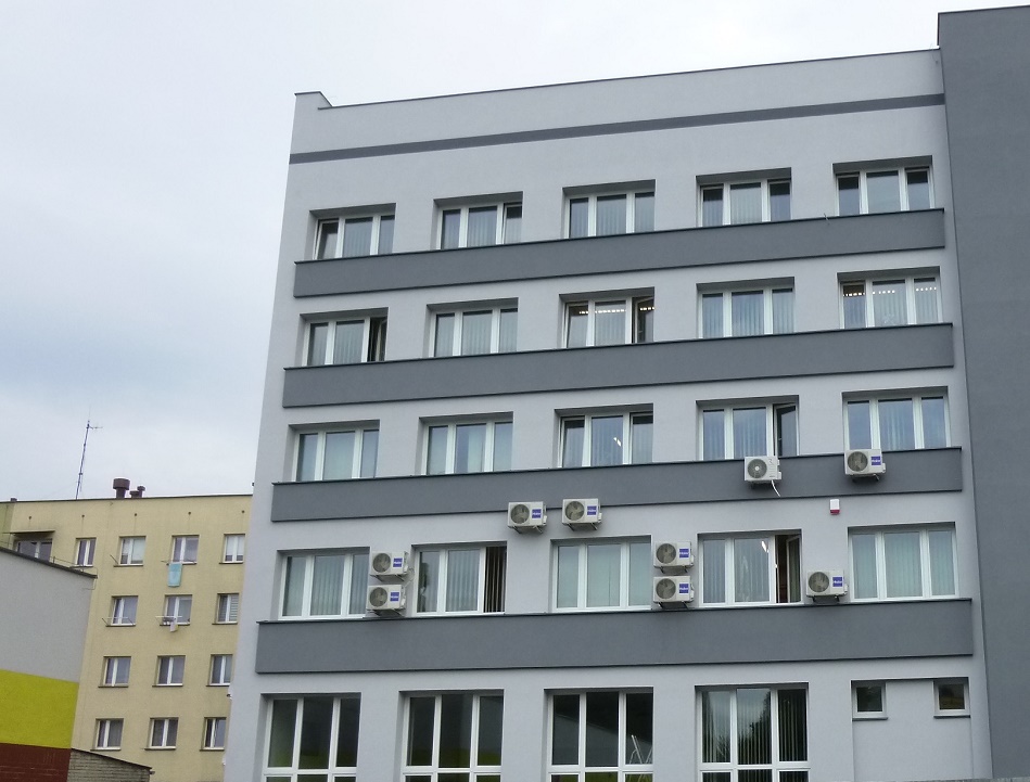 Na zdjęciu wielokondygnacyjny budynek 