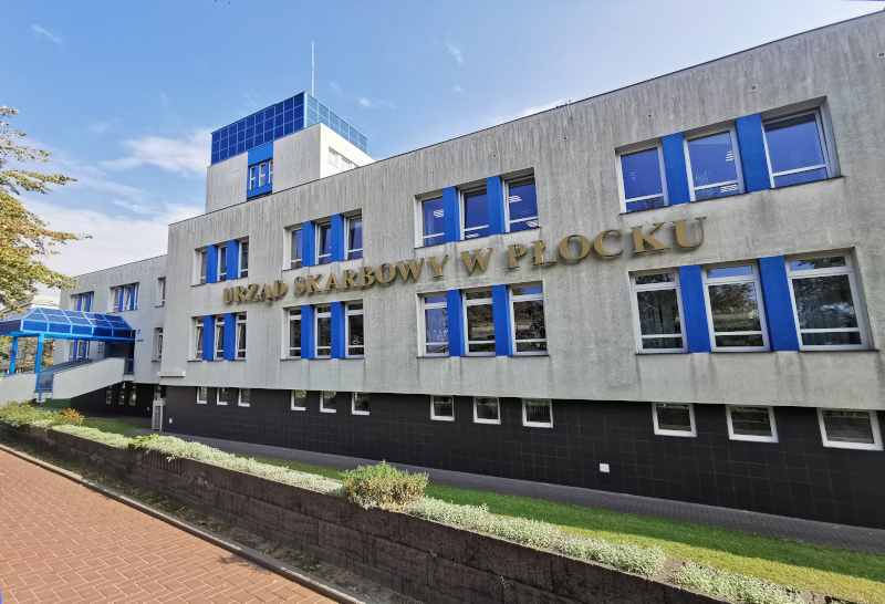 Budynek Urzędu Skarbowego w Płocku. Przed budynkiem trawnik i chodnik.
