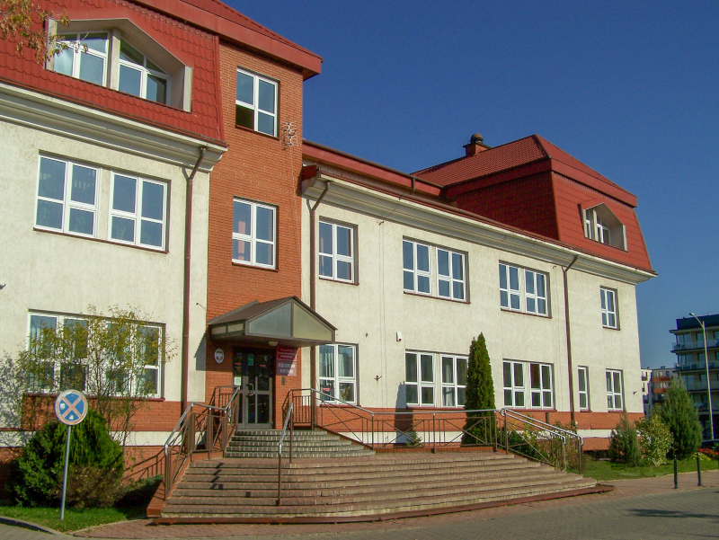 Budynek  Urzędu Skarbowego w Wyszkowie. Przed budynkiem schody  wejściowe oraz drzewa.