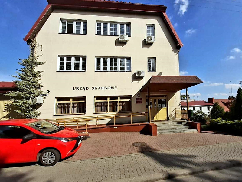 Budynek Urzędu Skarbowego w Pułtusku. Przed budynkiem chodnik i samochód.