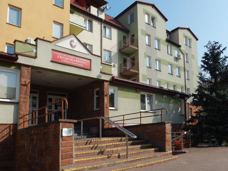 Budynek Urzędu Skarbowego w Ostrowi Mazowieckiej, wejście i schody.