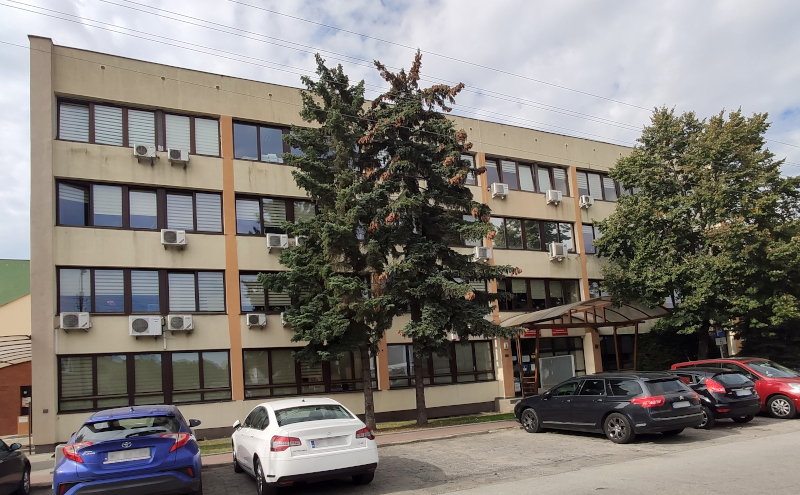 Budynek Urzędu Skarbowego w Nowym Dworze Mazowieckim. Przed budynkiem parking i samochody.