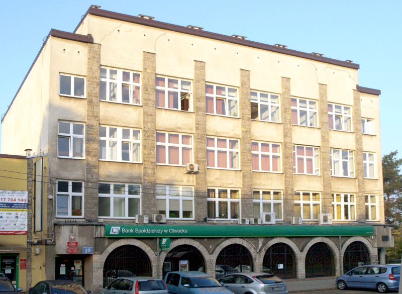 Budynek Urzędu Skarbowego w Otwocku przy ul. Kołłątaja 1B. Przed budynkiem kilka samochodów.