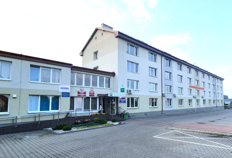 Budynek Urzędu Skarbowego w Przysusze. Przed budynkiem parking.