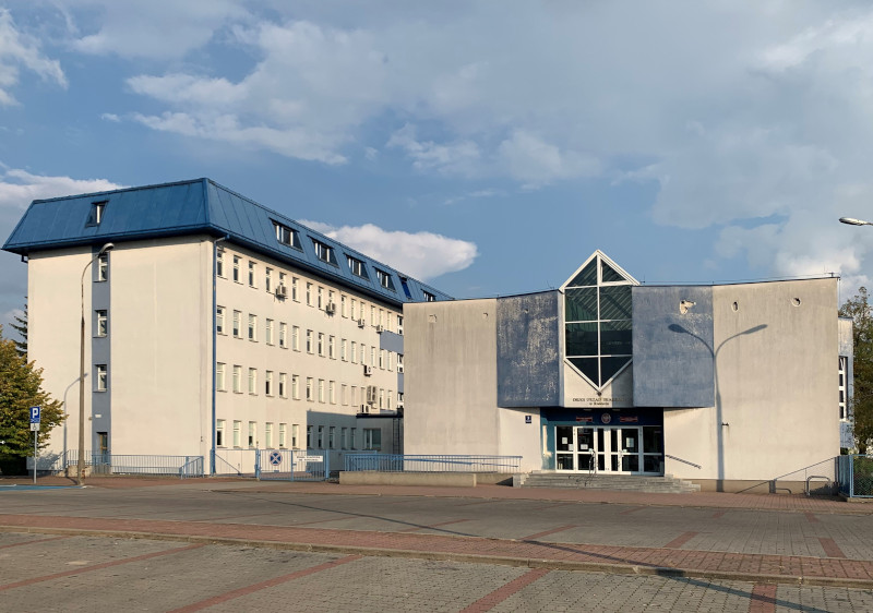 Budynek Drugiego Urzędu Skarbowego w Radomiu. Przed budynkiem parking.