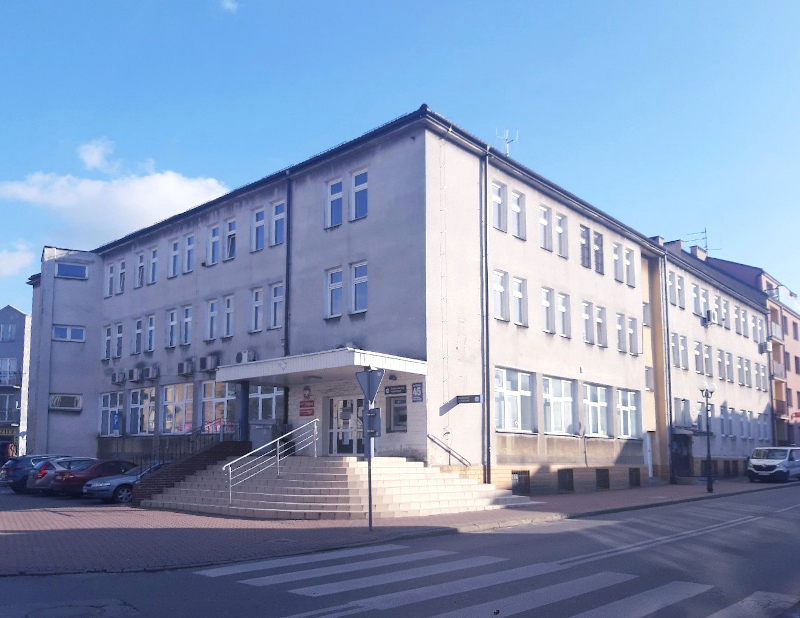 Budynek Urzędu, wejście i schody. 