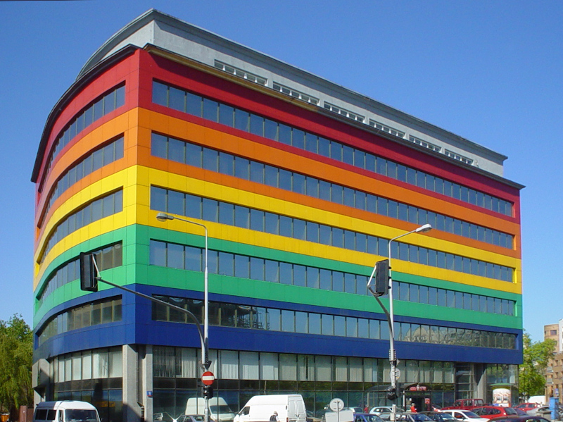 Budynek Urzędu Skarbowego w Gostyninie. Przed budynkiem parking i samochody.