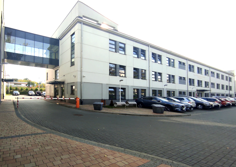 Budynek Pierwszego Mazowieckiego Urzędu Skarbowego w Warszawie, parking i samochody.