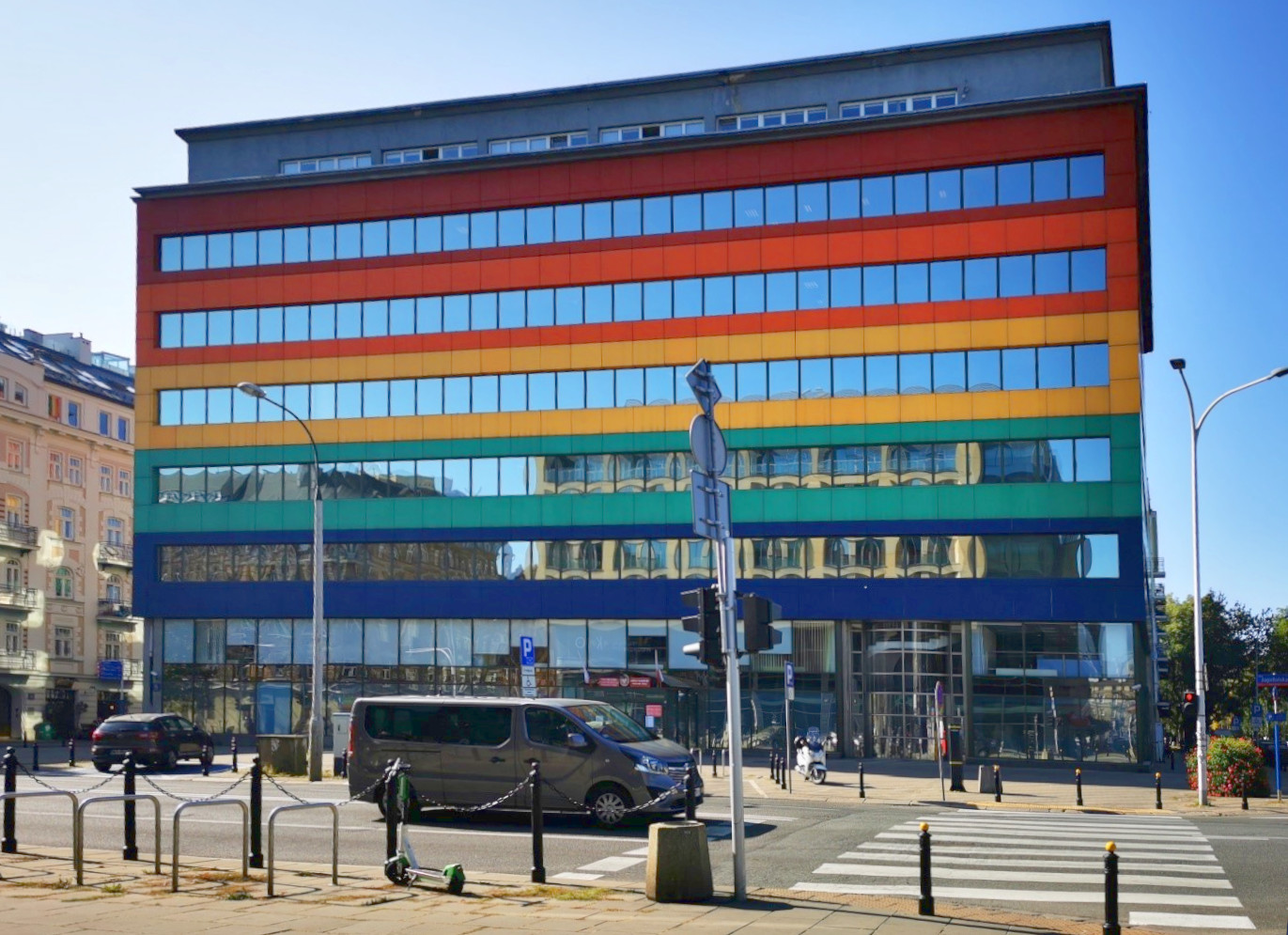 Budynek Drugiego Urzędu Skarbowego Warszawa-Śródmieście, ulica i samochody.