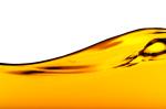 Żółto-pomarańczowa fala naśladująca paliwo płynne, białe tło