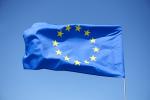 Flaga Unii Europejskiej na maszcie powiewająca.