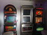 Na fotografii dwa automaty do gier hazardowych.