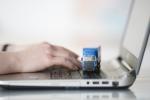 Laptop z samochodem na klawiaturze