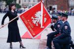 Na zdjęciu dyrektor Izby Administracji Skarbowej w Krakowie ze sztandarem i klękającymi funkcjonariuszami Służby Celno-Skarbowej
