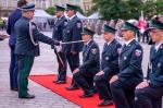 Na zdjęciu funkcjonariusze Służby Celno-Skarbowej i generał Dariusz Postek mianujący ich na pierwszy stopień oficerów młodszych