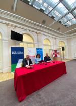 Na zdjęciu Dyrektor Izby Administracji Skarbowej, Dyrektor krakowskiego oddziału ZUS, Okręgowy Inspektor Pracy w Krakowie podpisujący porozumienie. 