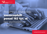 Dłonie na klawiaturze laptopa. Napis: 