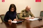 Bożena Drabik, Dyrektor Izby Administracji Skarbowej w Krakowie oraz gen. bryg. Stanisław Laciuga, Komendant Karpackiego Oddziału Straży Granicznej w Nowym Sączu podpisuja coroczną ocenę współdziałania.