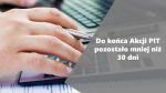 Ręka licząca na kalkulatorze. Napis: Do końca Akcji PIT pozostało mniej niż 30 dni.