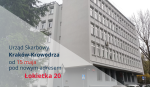 Tekst Urząd Skarbowy Kraków-Krowodrza od 15 pod nowym adresem Łokietka 20 na tle wysokiego budynku