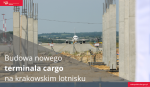 Grafika dekoracyjna ilustrująca plac budowy z samolotem w tle. Na zdjęciu widnieje napis: Budowa nowego terminala cargo na krakowskim lotnisku.