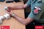 Funkcjonariusz SCS prezentuje zatrzymane zabawki