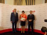 Gala XIII edycji konkursu BCC Urząd Skarbowy Przyjazny Przedsiębiorcy. Laureatka Elzbieta Pokrzywnicka Naczelnik Urzędu Skarbowego w Grudziądzu, Wiceminister Finansów Jacek Kapica i Prezes BCC Marek Goliszewski