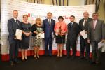 Gala XIII edycji konkursu BCC Urząd Skarbowy Przyjazny Przedsiębiorcy. Laureaci Konkursu z województwa kujawsko-pomorskiego, Wiceminister Finansów Jacek Kapica i Prezes BCC Marek Goliszewski, stoją na scenie