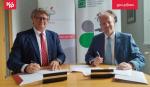 Na zdjęciu Dyrektor IAS w Krakowie Wojciech Zastawniak oraz Prezes Zarządu Stowarzyszenia Księgowych w Polsce Łukasz Górka podpisują porozumienie o współpracy