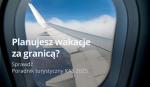 Planujesz wakacje za granicą?  Sprawdź poradnik turystyczny KAS 2025.Grafika dekoracyjna, napis na tle zdjęcia widoku z okna lecącego samolotu