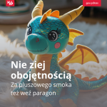 Zdjęcie przedstawiające pluszowego smoka. W lewym dolnym rogu teks: Nie ziej obojętnością. Za pluszowego smoka też weź paragon.