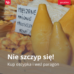 Zdjęcie przedstawiające stragan z oscypkami. W lewym dolnym rogu tekst: Nie szczyp się. Kup oscypka i weź paragon.